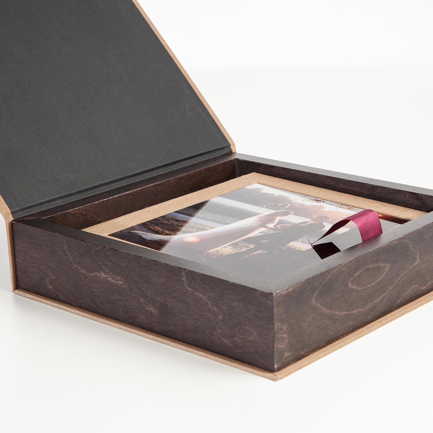 Geopende doos voor 30x30 cm fotoboek in bruin