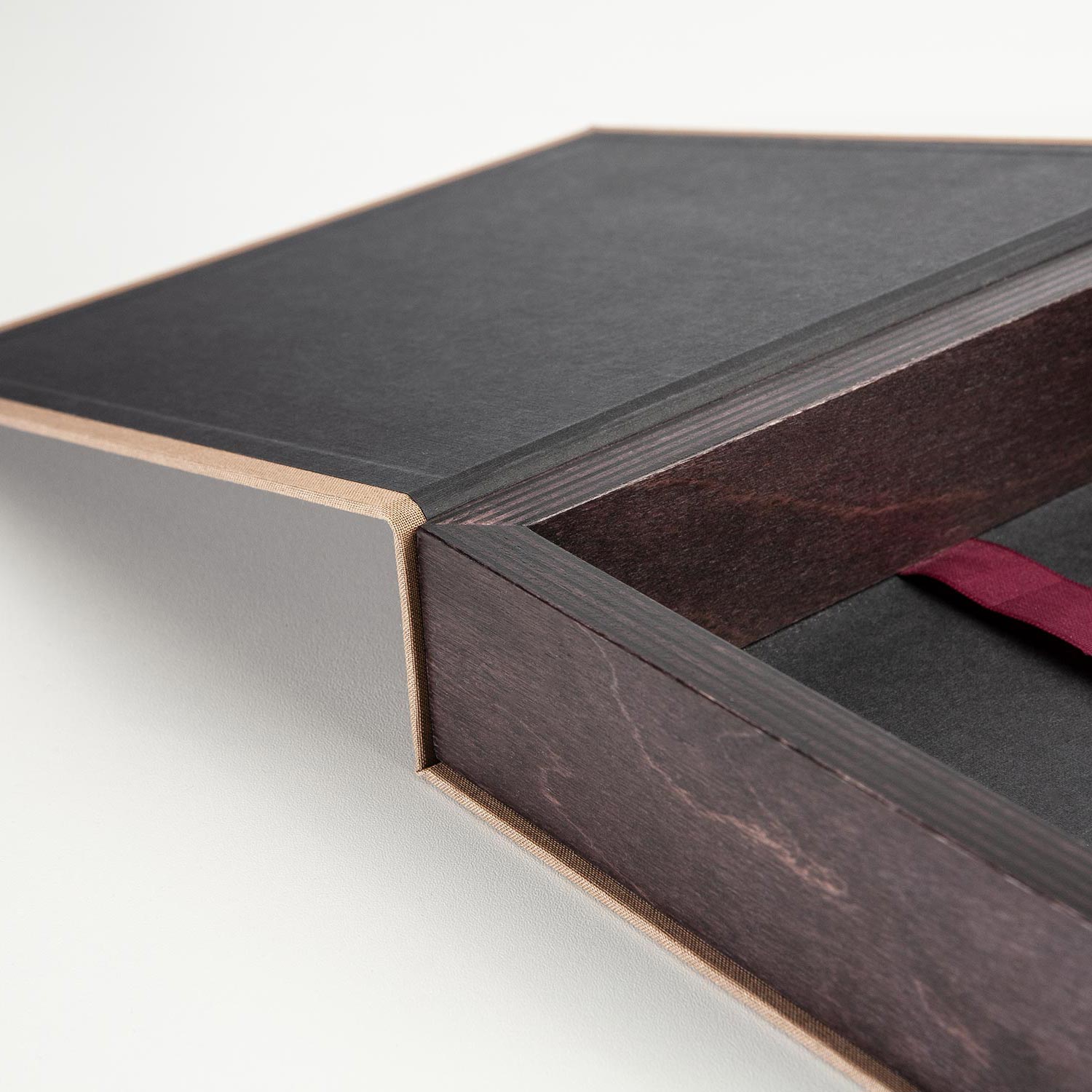 Detail uit het frame van de doos voor een 30x30 cm fotoboek in bruin